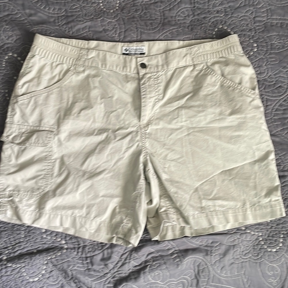 Columbia cargo shorts Large